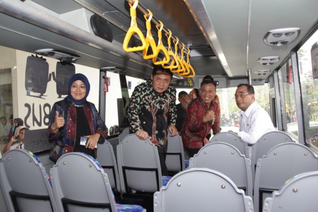 Menhub Budi Karya bersama Gubernur Sumsel Herman Deru saat mencoba BRT di Sumsel (Urban Id)
