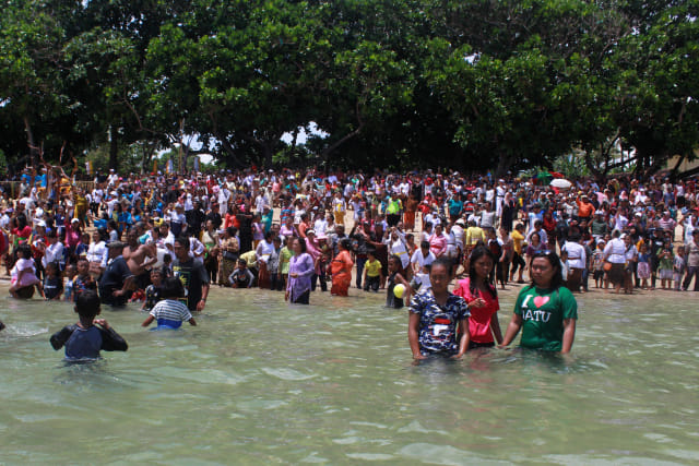 Ribuan wisatawan saat menggelar acara Melasti di Pantai Balekambang, Kabupaten Malang, senin (4/3). (foto: Bayu Eka Novanta-Dolly Siregar/Tugu Malang).