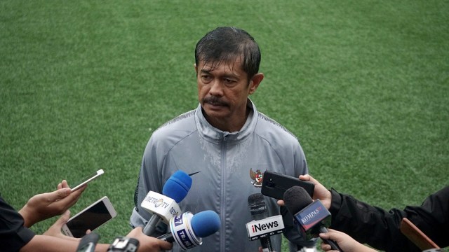 Pelatih Timnas U-23 Indonesia, Indra Sjafri memberikan keterangan kepada wartawan di Lapangan ABC, Senayan, Jakarta, Selasa (5/3). Foto: Irfan Adi Saputra/kumparan