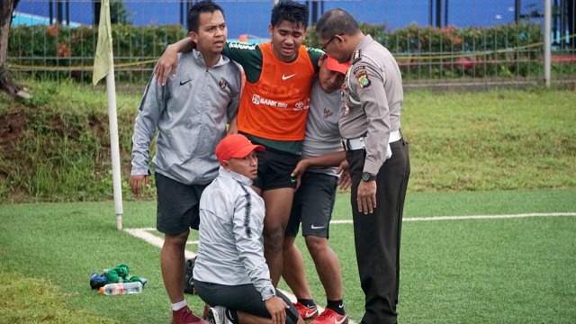 Asnawi Mangkualam mengalami cidera saat melakukan latihan bersama Timnas U-23 Indonesia di Lapangan ABC, Senayan, Jakarta, Selasa (5/3/2019). Foto: Irfan Adi Saputra/kumparan