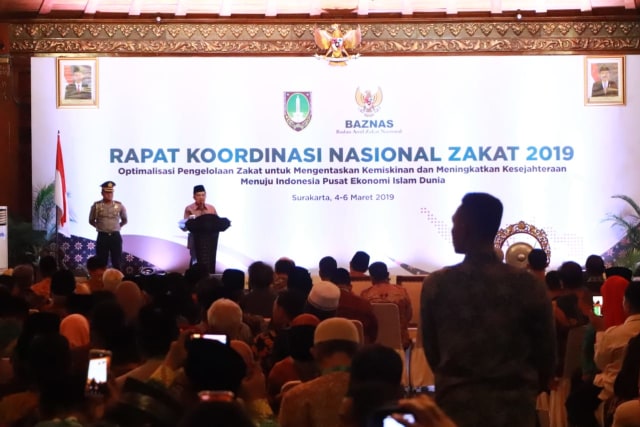 Wakil Presiden Jusuf Kalla (JK) memberi sambutan pada acara Rapat Koordinasi Nasional (Rakornas) Badan Amil Zakat Nasional (Baznas) diadakan di Kantor Balaikota Surakarta, Senin (4/3/2019). (Tara Wahyu N.V.)