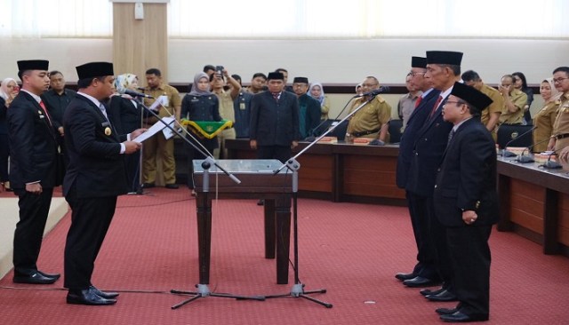Tiga pejabat senior lingkup Pemprov Sulsel dimutasi. (Makassar Indeks).