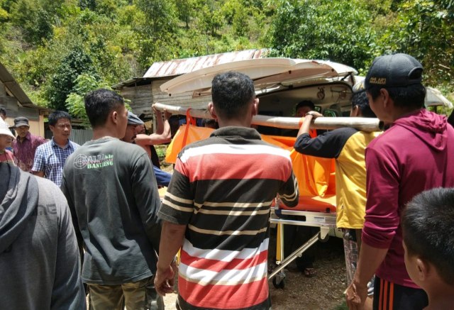 Warga dan Polisi mengevakuasi mayat wanita tersebut, selanjutnya Polres Kolut akan melakukan penyelidikan, Foto: Wiwid/kendarinesiaid