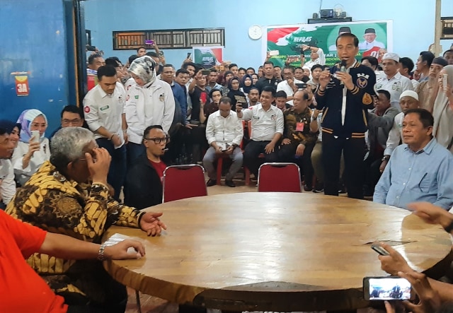 Jokowi saat bertemu ratusan pengusaha muda kendari, disalah satu warung kopi di kendari, Foto: Wiwid/kendarinesiaid
