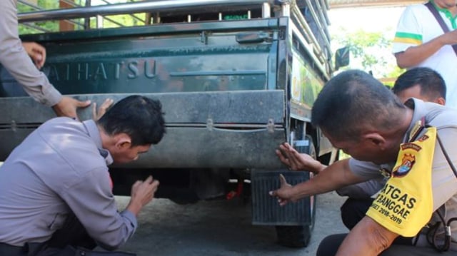 Polsek Banggae, Kabupaten Majene, Sulawesi Barat mengamankan mobil jenis pick up dengan tangki ganda yang digunakan pelaku untuk mendapatkan BBM jenis premium lebih banyak. Foto: Dok. Polres Majene