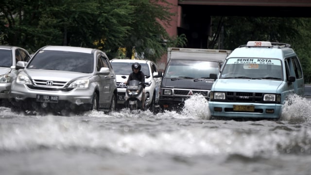 Sejumlah kendaraan melewati genangan air di kawasan Mangga Dua, Jakarta Utara, Selasa, (5/3). Foto: Iqbal Firdaus/kumparan