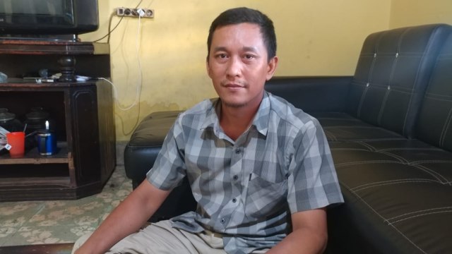 Sofyan, ayah dari  Rayhan Al Sahri korban dugaan pembunuhan di SPUM Aceh, saat diwawancarai wartawan. Foto: Rahmat Utomo/kumparan