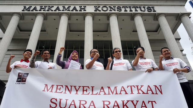 Indrayana Centre for Government, Constitution and Society (INTEGRITY) foto bersama di depan gedung Mahkamah Konstitusi, Jakarta, Selasa (5/3). Foto: Fanny Kusumawardhani/kumparan