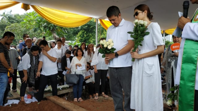 Mikha Tambayong di Pemakaman Ibunya Foto: Alexander Vito Edward Kukuh/kumparan