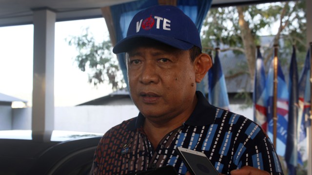 Gusnar Ismail, Ketua DPD 1 Partai Demokrat saat ditemui awak media dikediamannya, di Kota Gorontalo, Senin (04/3). Foto : Rahmat Ali