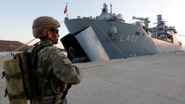 Marinir Turki saat melaksanakan latihan angkatan laut Blue Homeland di pangkalan angkatan laut Foca, Pelabuhan Aegean Izmir, Turki. Foto: REUTERS/Murad Sezer