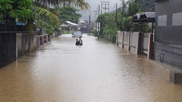 Banjir melanda kawasan Jondul Rawang Timur, Kecamatan Padang Selatan, Kota Padang. (M. Hendra)