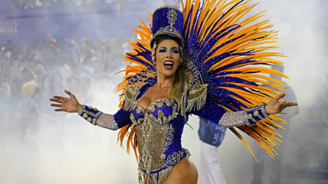 Penampilan dari salah satu peserta pada parade karnaval malam kedua di Sambradrome, Rio de Janeiro, Brasil. Foto: Reuters/Sergio Moraes