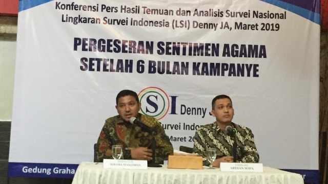 Konferensi pers hasil survei di kantor LSI