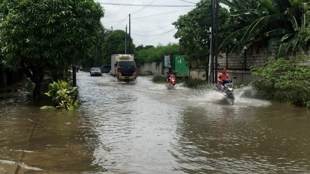 Banjir di area Jalan Peternakan II dan Kapuk Raya, Kapuk Muara, Jakarta Utara. Foto: Ferry Fadhlurrahman/kumparan
