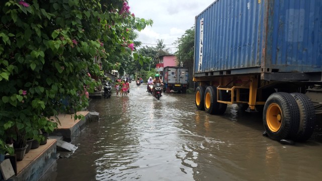 Hujan Deras Semalam Jalan Kapuk Raya Masih Tergenang 