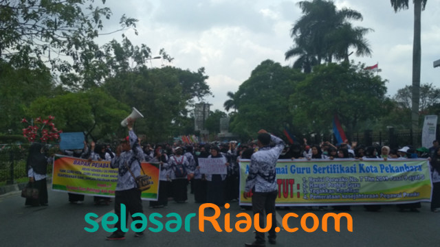 RIBUAN guru se-Kota Pekanbaru menggelar aksi demo menuntut untuk tak dihapusnya Tunjangan Pokok Pegawai (TPP) ke Kantor Wali Kota, Jalan Sudirman, Pekanbaru. 