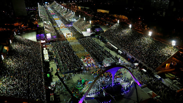 Suasana di area Sambadrome saat malam kedua parade karnaval berlangsung di Rio de Janeiro, Brasil. Foto: Reuters