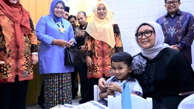 Menteri Luar Negeri, Retno Marsudi saat mengunjungi Sekolah Indonesia Jeddah di Arab Saudi. Foto: Dok. Kementerian Luar Negeri