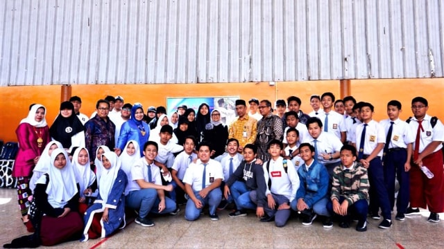 Menteri Luar Negeri, Retno Marsudi, berfoto bersama dengan para pelajar saat melakukan kunjungan ke Sekolah Indonesia Jeddah di Arab Saudi. Foto: Dok. Kementerian Luar Negeri