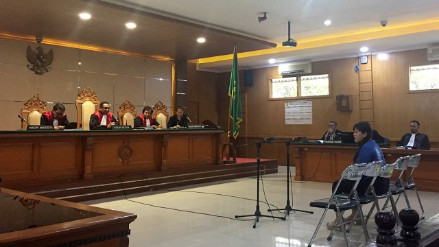 Saksi meringkankan untuk terdakwa kasus pengeroyokan Haringga, Aliya Mariana. Foto: Okky Ardiansyah/kumparan