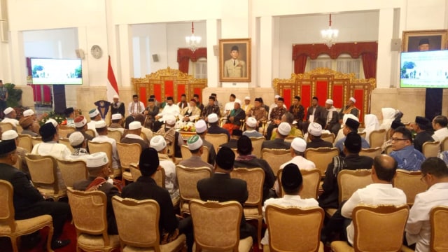 Pertemuan Ketum NasDem Surya Paloh dan Alim Ulama Aceh dengan Presiden Jokowi di Istana Negara. Foto: Fahrian Saleh/kumparan