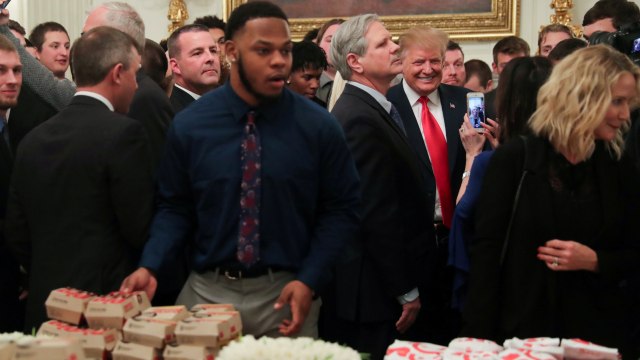 Donald Trump sajikan junk food untuk para atlet di Gedung Putih. Foto: Reuters/Jonathan Ernst
