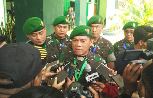 Pangdam XVII Cenderawasih, Mayjen TNI Yosua Pandit Simbiring saat diwawancara wartawan. (Foto Dok Kodam XVII Cenderawasih)