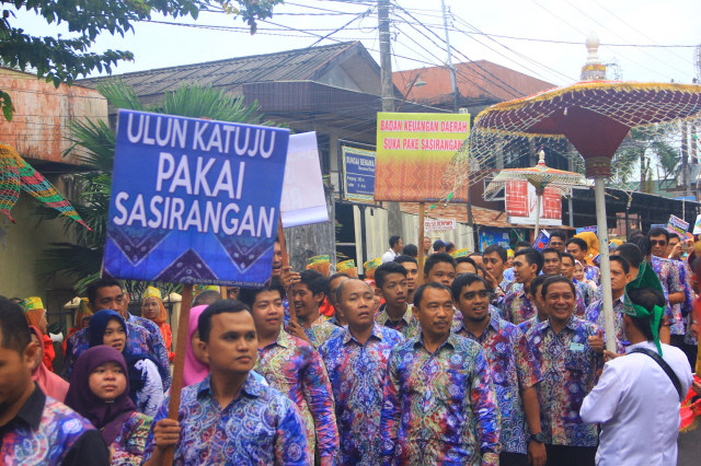 Parade Sasirangan ketika Banjarmasin Sasirangan Festival 2018 di Kota Banjarmasin. Foto: Dok banjarhits.id