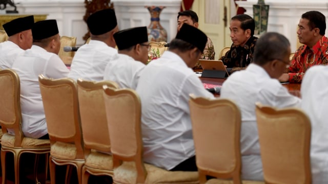 Presiden Joko Widodo (kedua kanan) berdialog dengan Dewan Pimpinan Pusat Asosiasi Petani Tebu Rakyat Indonesia (DPP APTRI) saat pertemuan di Istana Negara, Jakarta, Selasa (5/3). Foto: ANTARA FOTO/Akbar Nugroho Gumay
