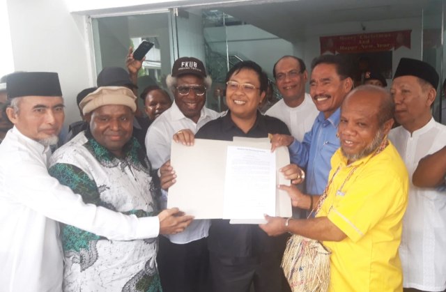 Persatuan ormas Islam Papua serahkan pernyataan sikap tolak kelompok JUT di Papua kepada DPRP. (Foto Imelda)