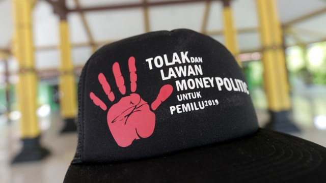Topi anti politik uang. Foto: Faiz Zulfikar/kumparan