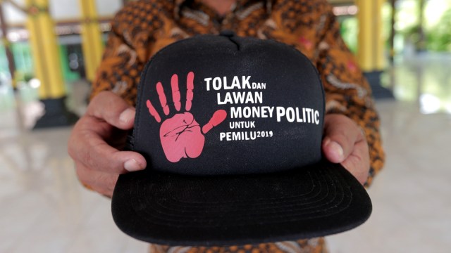 Topi anti politik uang. Foto: Faiz Zulfikar/kumparan