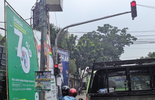 Atribut kampanye di stopan Malabar-Gatot Subroto, Bandung. (Iman Herdiana)