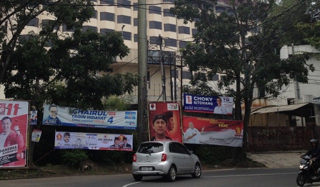 Atribut kampanye di Jalan Karawitan, Bandung. (Iman Herdiana)