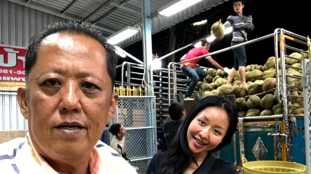 Bos durian Thailand Anon Rodthong (kiri) dan putrinya. Foto: Facebook/อานนท์ รถทอง