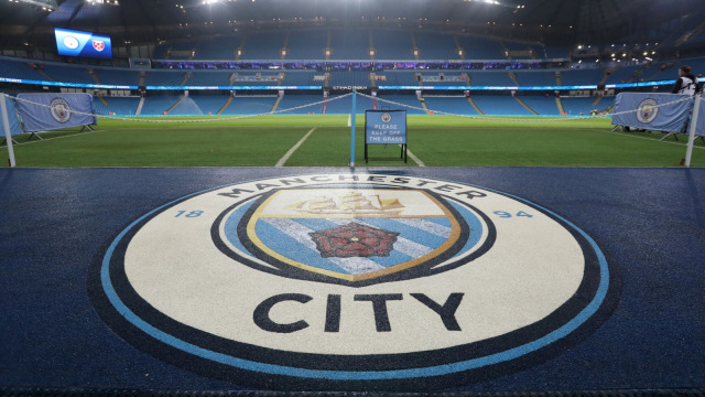 Logo Manchester City di Etihad Stadium. Foto: Reuters/Jon Super