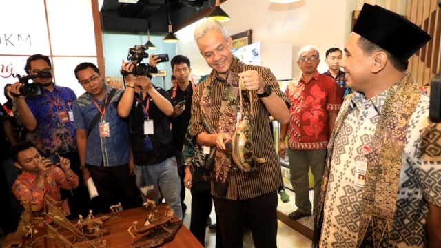 Gubernur Jateng Ganjar Pranowo (kanan) dan Wagub Jateng Taj Yasin Maimoen saat di Galeri UKM Bandara Internasional Jenderal Ahmad Yani. Foto: Afiati Tsalitsati/kumparan