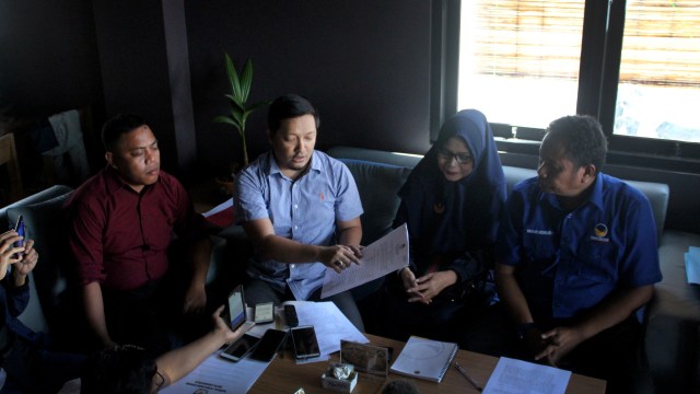 Kuasa Hukum Remy Ontalu, Duke Arie saat memberikan keterangan didepan awak media di salah satu Rumah Kopi di Kota Gorontalo, Senin (4/3). Foto : Rahmat Ali