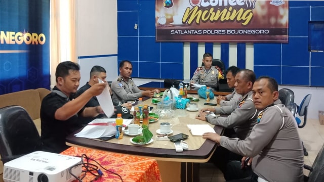 Jajaran Sat Lantas Polres Bojonegoro bersama Pemkab Bojonegoro dan manajemen SCTV, lakukan rapat koordinasi. Senin (04/03/2019)