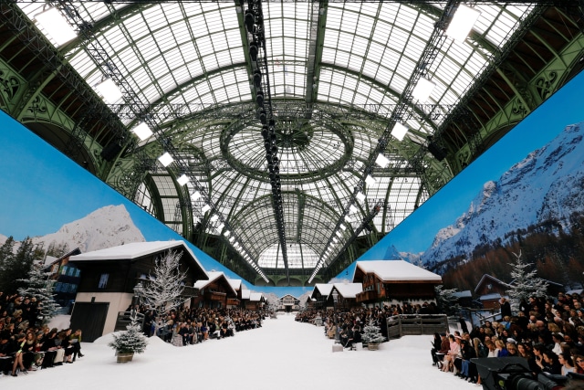 Grand Palais diubah menjadi winter wonderland untuk show terakhir karya-karya Karl Lagerfeld di Chanel. Foto: Regis Duvignau/ REUTERS