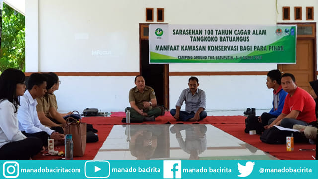 Suasana Sarasehan 100 Tahun Cagar Alam Tangkoko Batuangus. Pihak Balai Konservasi Sumber Daya Alam Sulawesi Utara mensosialisasikan tentang manfaat kawasan konservasi untuk semua pihak.