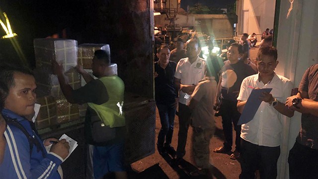 KPU Kabupaten Minahasa saat melakukan penjemputan surat suara di pelabuhan Peti Kemas Kota Bitung beberapa waktu lalu
