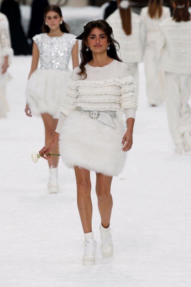 Tampilan Penelope Cruz di Show Terakhir Karl Lagerfeld untuk Chanel Foto: dok. REUTERS/Regis Duvignau