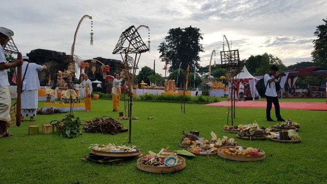 Persiapan prosesi Ritual Tawur Agung Kesanga Nyepi di Candi Prambanan, Rabu (6/3/2019). Foto: asa
