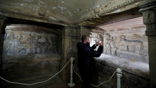 Wisatawan saat memotret Catacombs of Kom El Shoqafa di Alexandria, Mesir. Foto: REUTERS/Amr Abdallah Dalsh