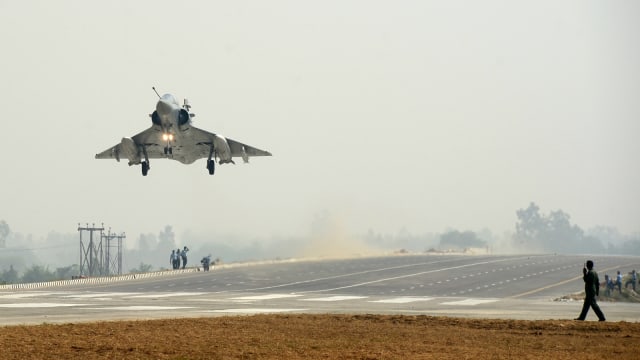 Ilustrasi jet tempur. Foto: AFP/SANJAY KANOJIA