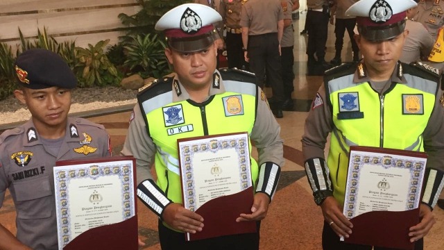Penghargaan kepada Sani Rizki dan 2 Polantas Polres Tangsel.