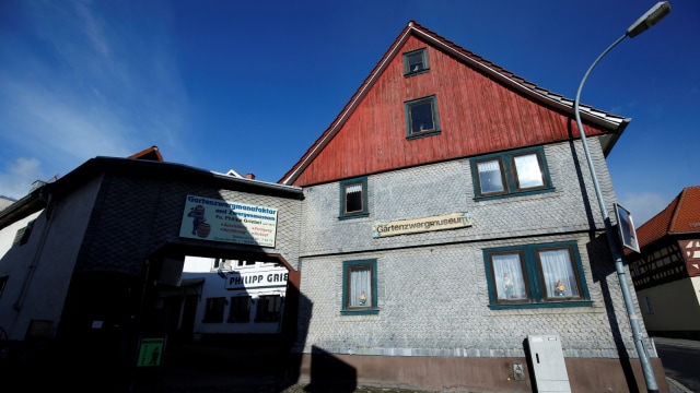 Tampak depan museum kebun gnome Philipp Griebel di Graefenroda, Erfurt, Jerman. Foto: REUTERS/Ralph Orlowski