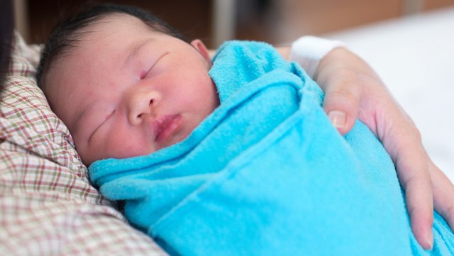 sebaiknya bayi tidak dibedong terlalu ketat Foto: Shutterstock